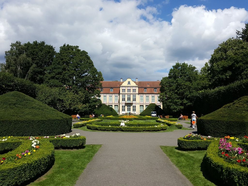 Gepflegter Garten mit Beeten vor einem Haus