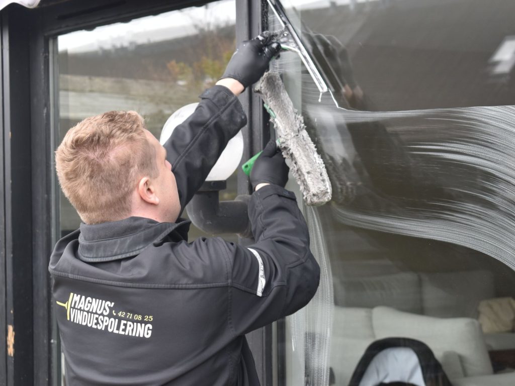 Glasreinigung: Fenster wird mit Abzieher gereinigt