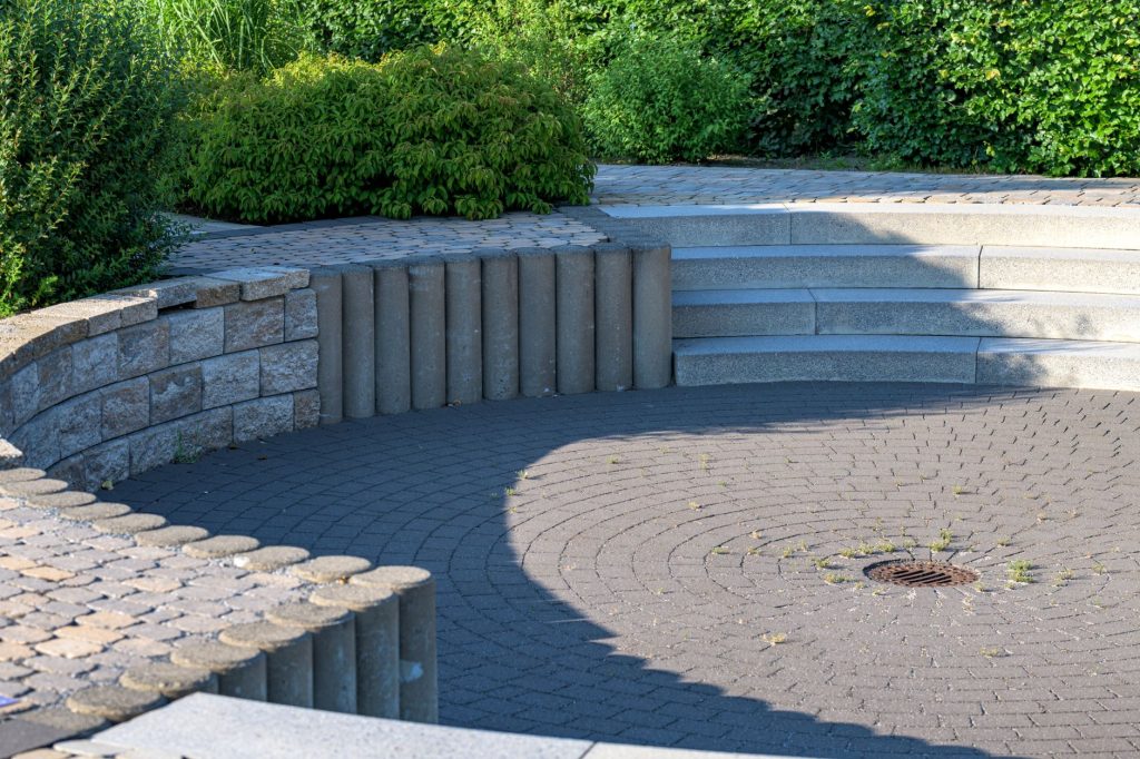 Gepflegte Pflasterfläche mit Terrasse und Treppe nach der Reinigung