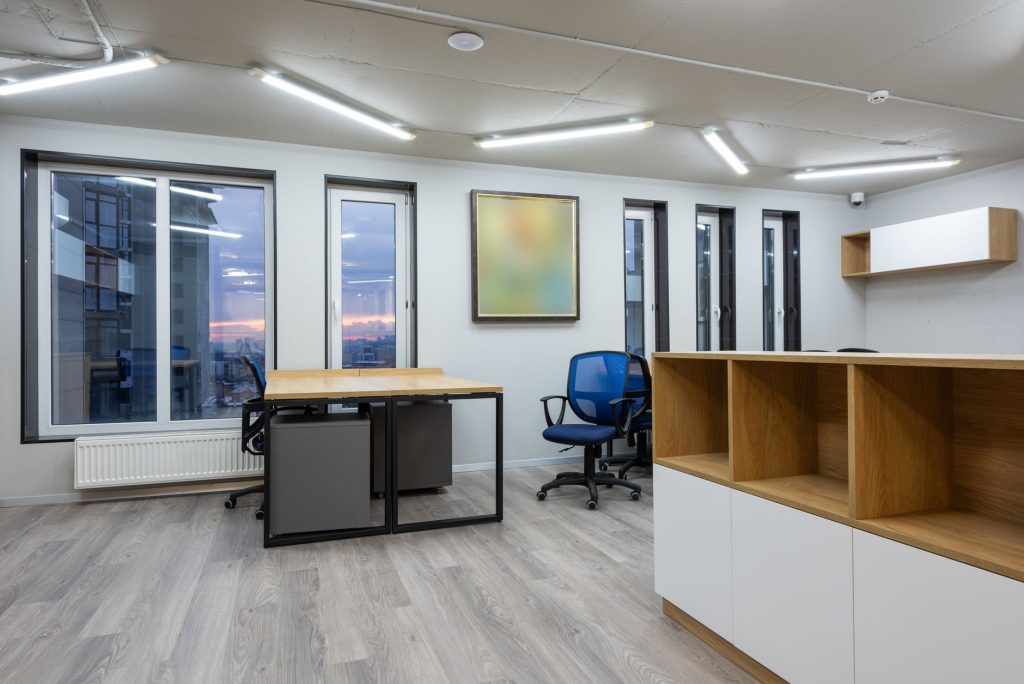 Sauberes, modernes Büro nach der Unterhaltsreinigung