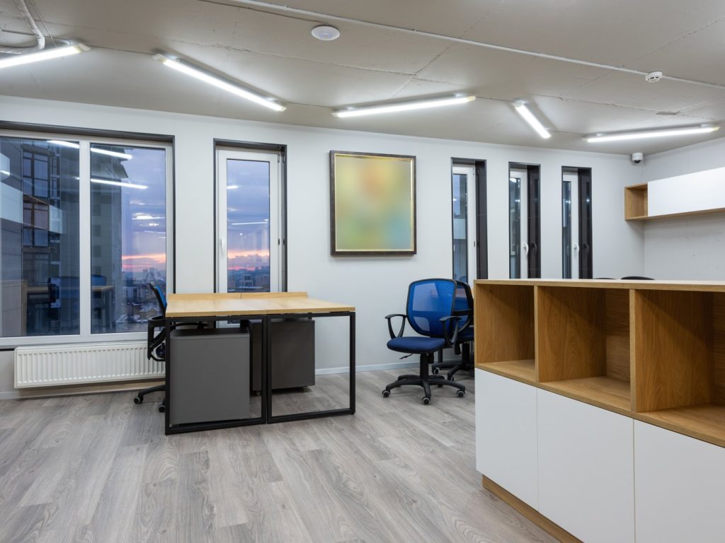 Sauberes, modernes Büro nach der Unterhaltsreinigung