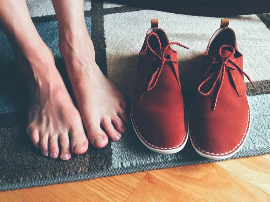 Schuhe auf einer Schmutzfangmatte