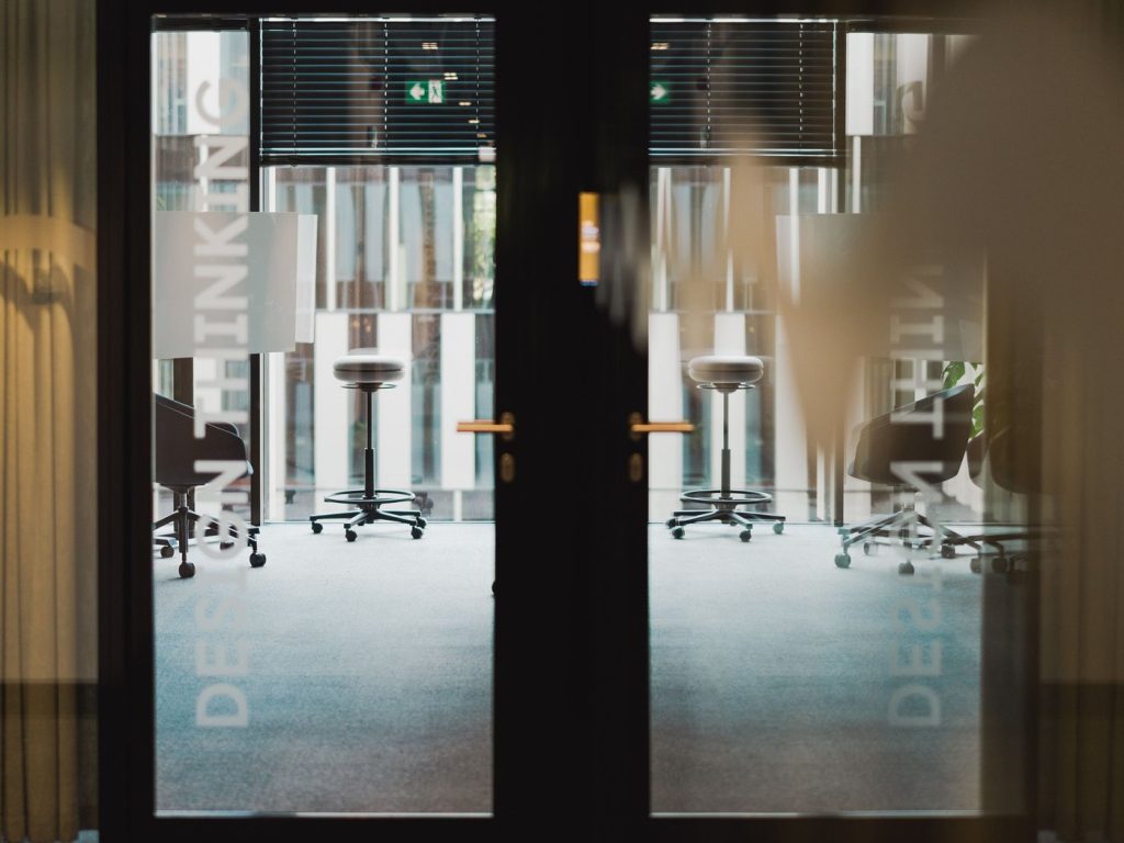 Eingangsbereich mit Empfang in einem Bürogebäude