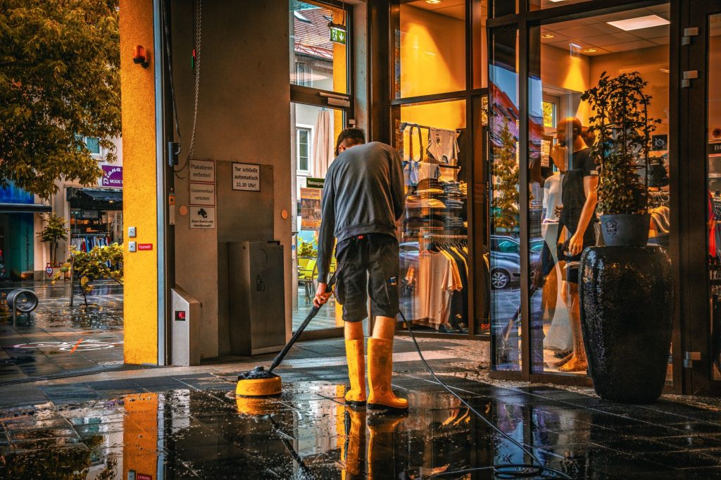 Nasser Eingangsbereich bei Regen: Schmutzfangmatten schützen den Boden