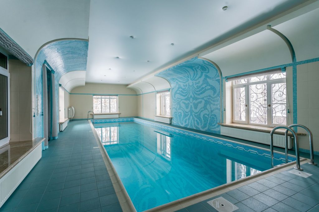 Hallenbad vor der Saisonreinigung