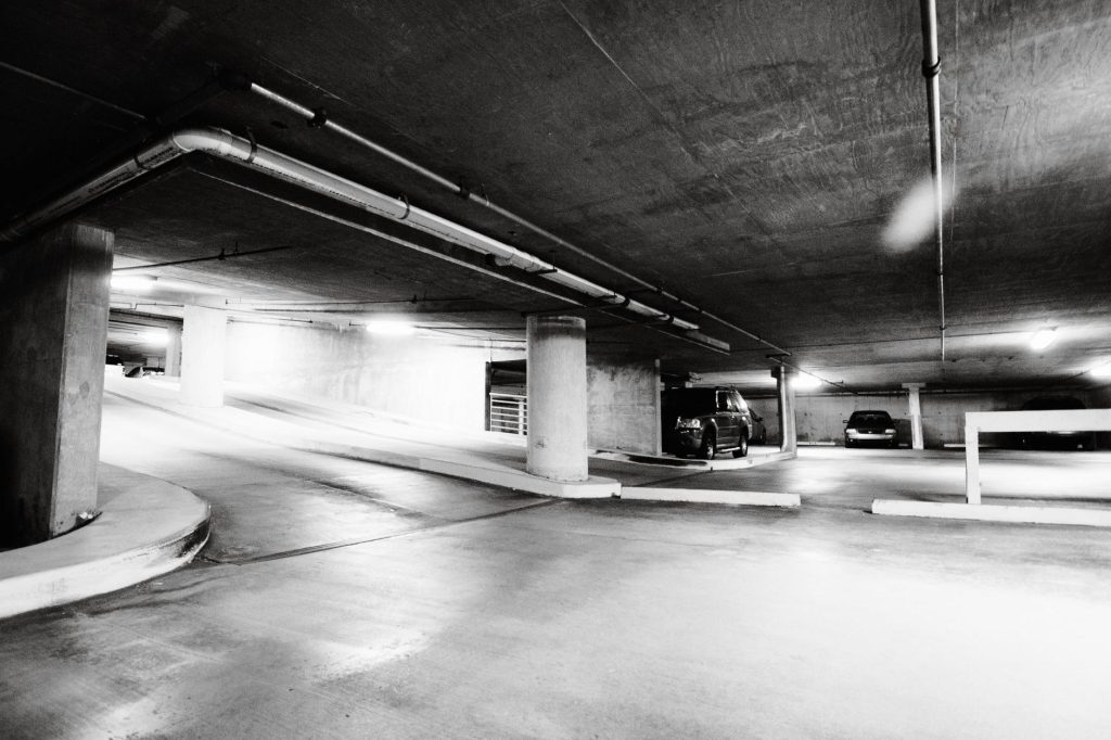 Tiefgaragenreinigung mit Kehrmaschine