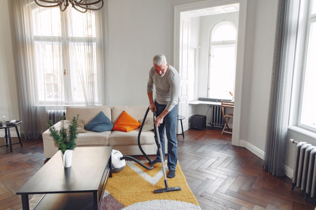 Gesaugter Teppich im Wohnzimmer