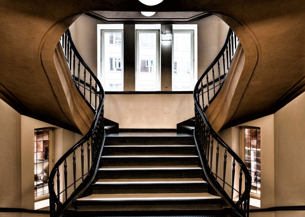 Treppenhaus eines Mehrfamilienhauses mit Handlauf