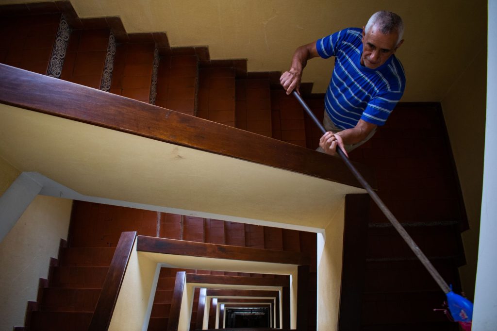 Treppenhausreinigung: Treppe wird feucht gewischt