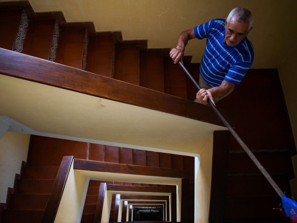 Treppenhausreinigung: Treppe wird feucht gewischt