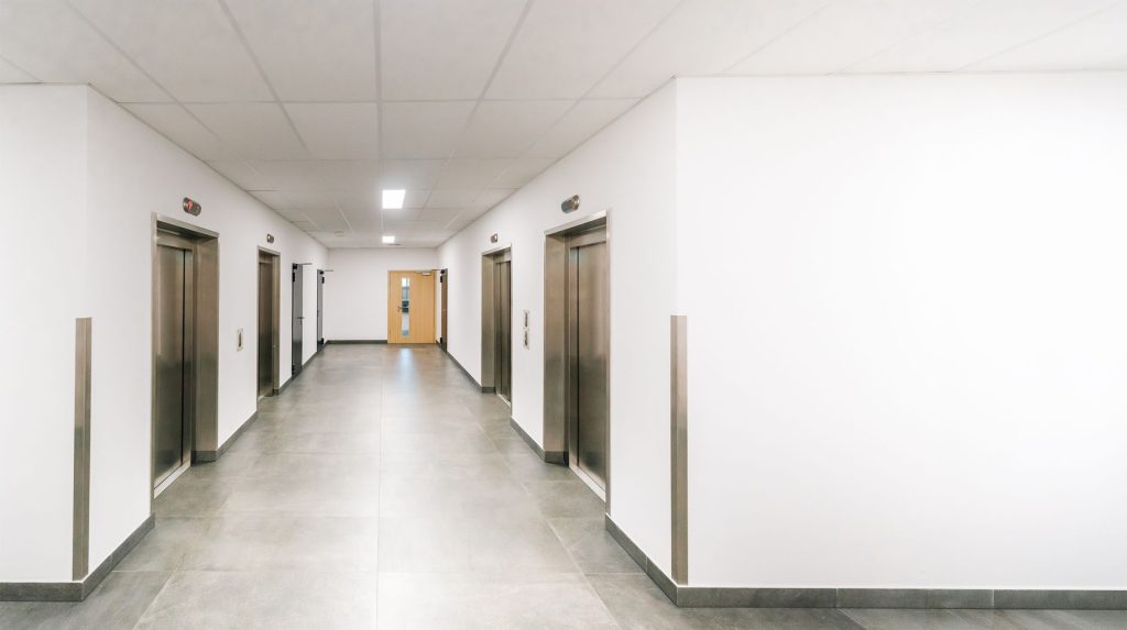 Sauberes Bürogebäude nach der Unterhaltsreinigung