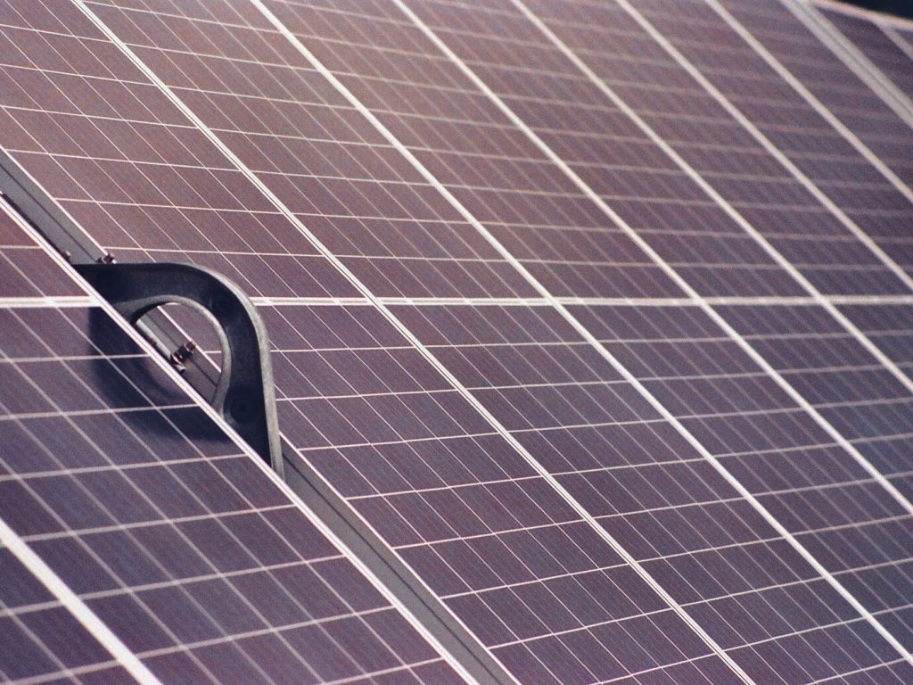 Verschmutzte Solarmodule vor der Reinigung
