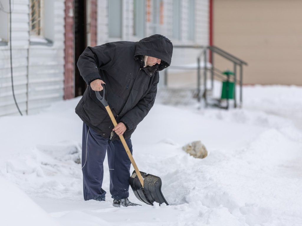 Winterdienst: Gehweg wird von Schnee geräumt
