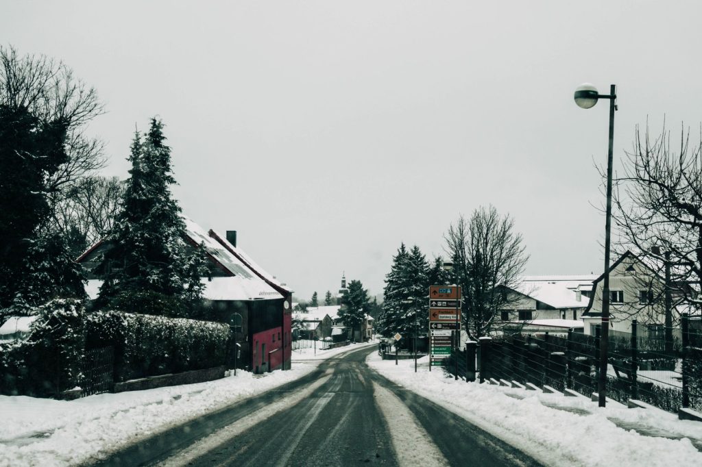 Verschneite Straße im Vogtland