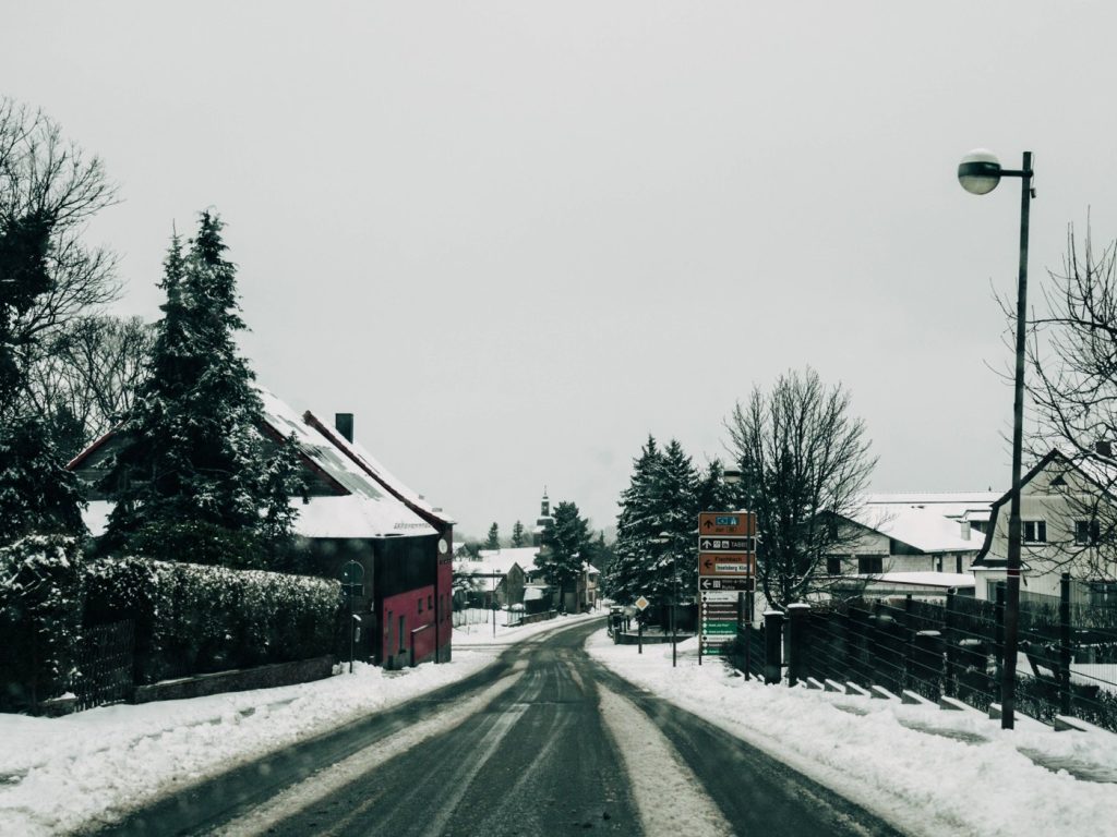 Verschneite Straße im Vogtland